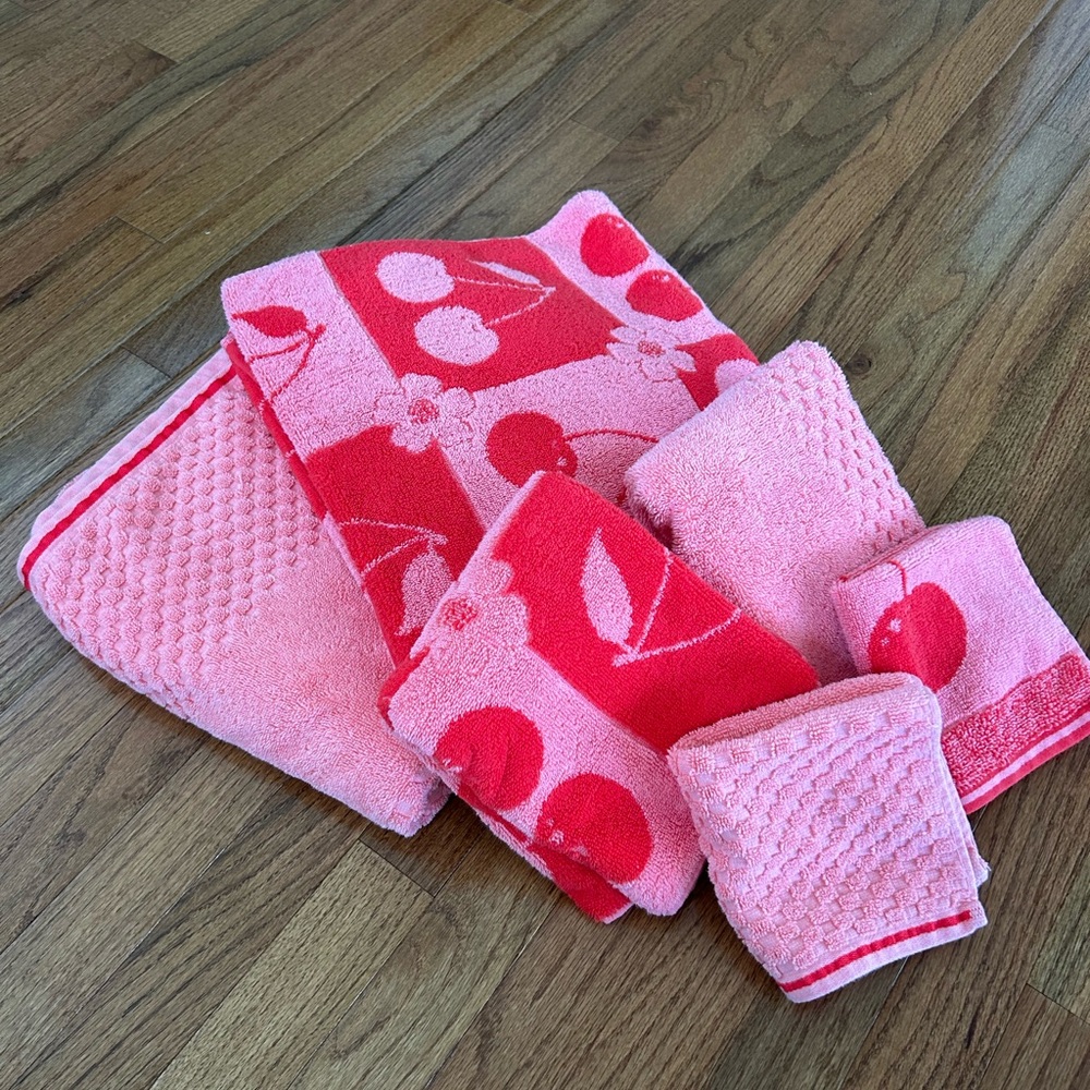 SOLD OUT Caro Home Cherry-Accent Pink and Red Bath Towel Set